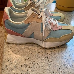 Women’s New Balance 327 tennis shoes, size 8
